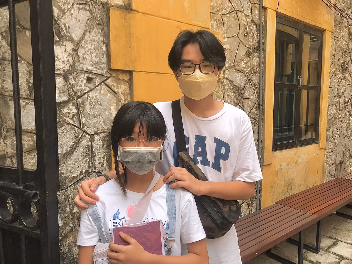 Hôm nay em đi cùng với mẹ và em gái ra Hà Nội du lịch. Em thường xuyên cập nhật thông tin và theo dõi những câu chuyện từ fanpage "Di tích Nhà tù Hỏa Lò - Hoa Lo Prison Relic" của di tích, em cảm thấy rất thú vị và muốn ghé qua - Phạm Quốc Hải Minh (14 tuổi, TP HCM) chia sẻ.