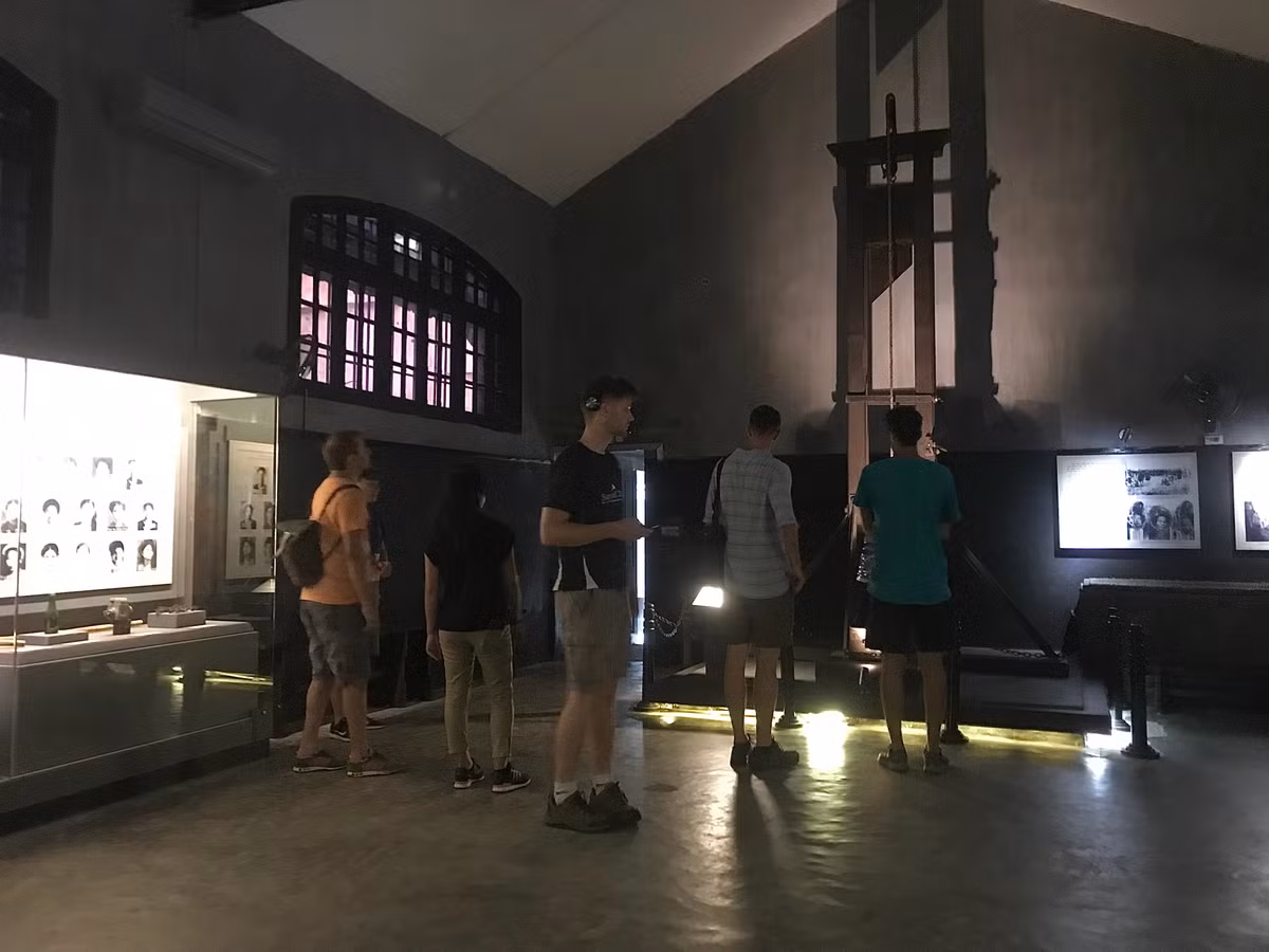 Đội ngũ truyền thông của di tích có hướng truyền thông mới mẻ, bắt kịp xu hướng của giới trẻ. Xây dựng fanpage "Di tích Nhà tù Hỏa Lò - Hoa Lo Prison Relic" đã nhận được hàng ngàn lượt yêu thích, tương tác và chia sẻ mỗi ngày. Nhiều câu chuyện, sự kiện hay nhân vật lịch sử được sáng tạo bằng nhiều hình thức thể hiện, vừa mang tính thời sự, lại bắt kịp xu hướng đang thịnh hành trên mạng xã hội, nhanh chóng chinh phục các bạn trẻ.