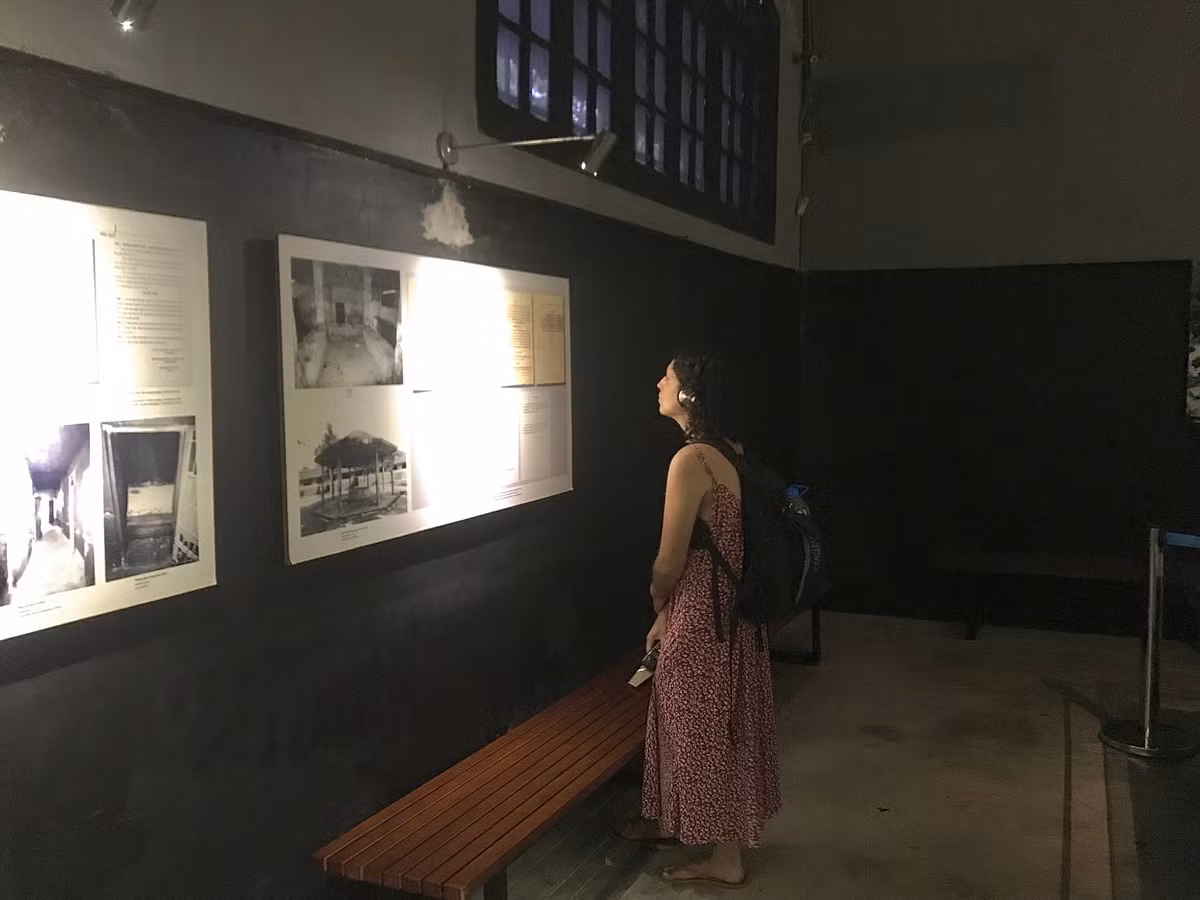 Một vị du khách đang sử dụng máy thuyết minh tự động.