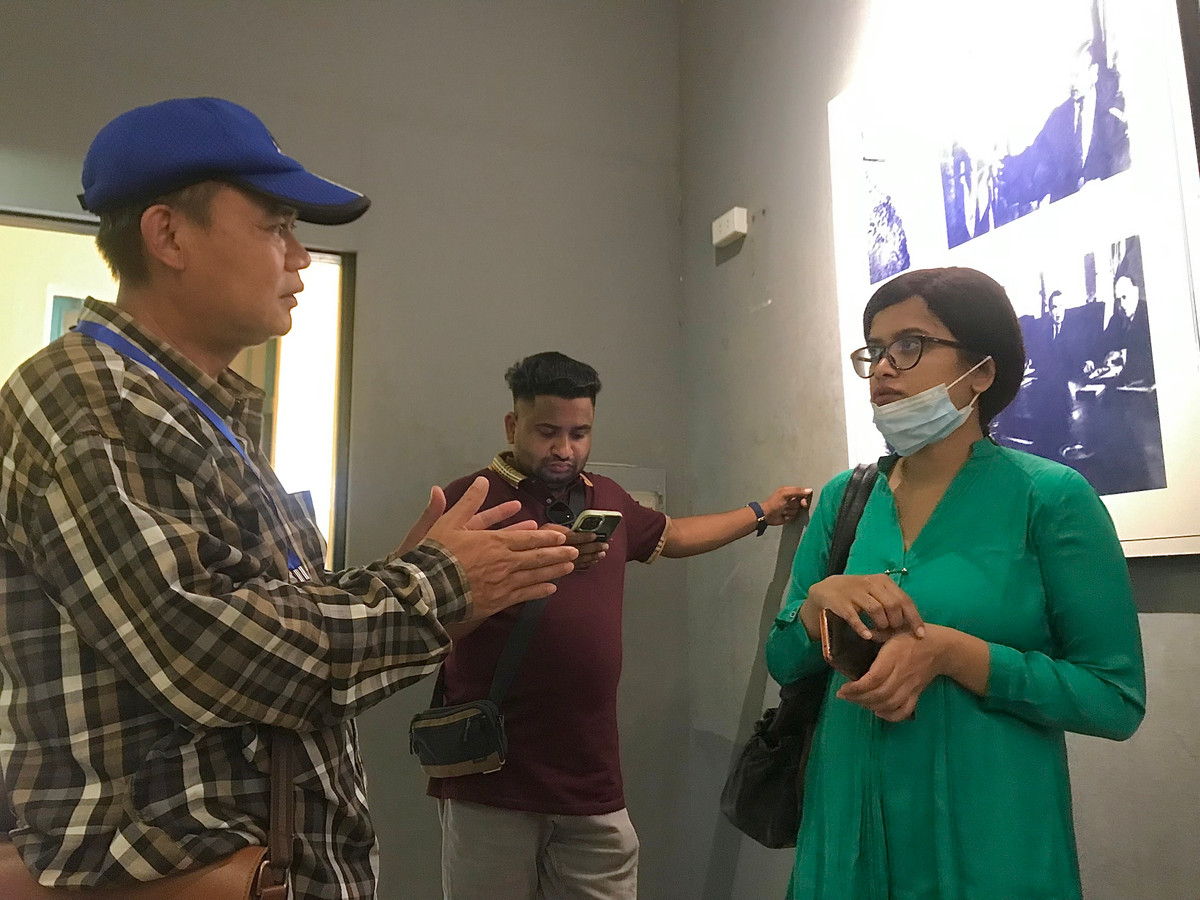 Hướng dẫn viên du lịch kể các câu chuyện lịch sử về di tích Nhà tù Hoả Lò với du khách.