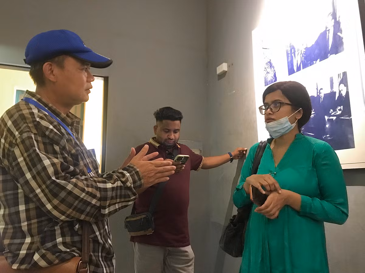 Hướng dẫn viên du lịch kể các câu chuyện lịch sử về di tích Nhà tù Hoả Lò với du khách.