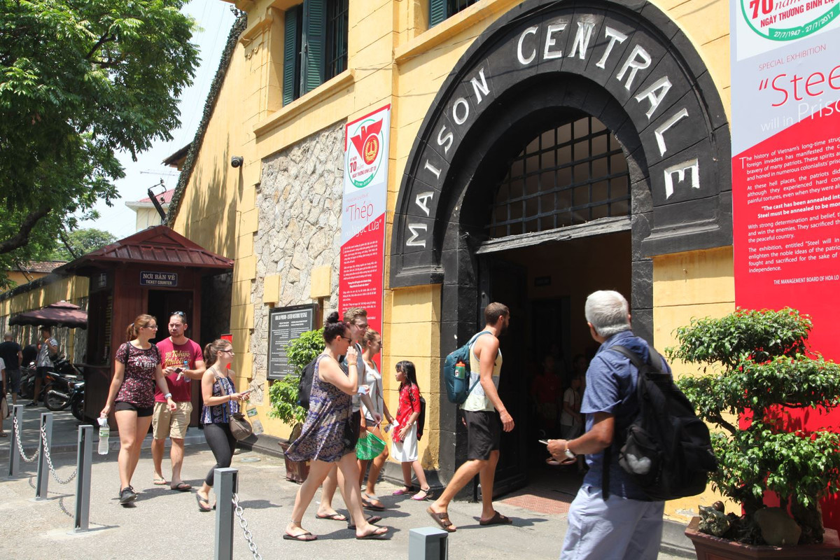 Thời gian gần đây, bất kể là ngày thường hay ngày nghỉ lễ, khu di tích Nhà tù Hoả Lò đều đón rất nhiều người tới tham quan.