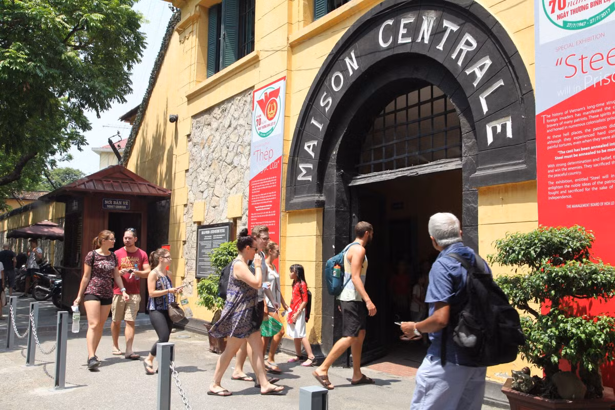 Thời gian gần đây, bất kể là ngày thường hay ngày nghỉ lễ, khu di tích Nhà tù Hoả Lò đều đón rất nhiều người tới tham quan.