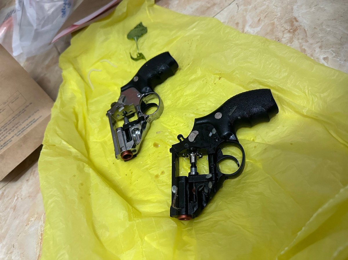 Dak Lak: Phat hien nhom doi tuong che tao, mua ban sung trai phep-Hinh-2