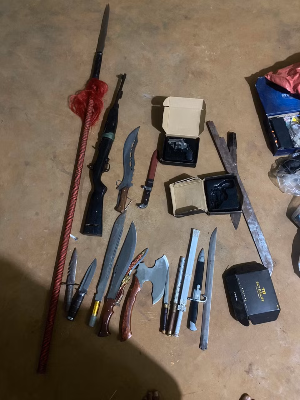 Dak Lak: Phat hien nhom doi tuong che tao, mua ban sung trai phep-Hinh-3
