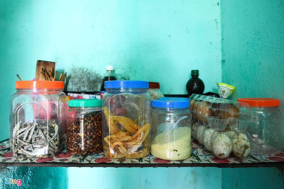 Nhu yếu phẩm của Thảo và những người trong khu trọ được ông Hùng chuyển vào giúp. Nữ công nhân cũng được chính quyền địa phương hỗ trợ thêm gạo, nước mắm, trứng... Dù vậy, Thảo vẫn lo lắng khi không biết có được trả lương trong thời gian nghỉ làm để tự cách ly hay không.