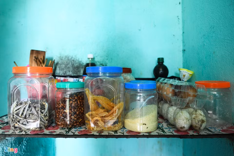 Nhu yếu phẩm của Thảo và những người trong khu trọ được ông Hùng chuyển vào giúp. Nữ công nhân cũng được chính quyền địa phương hỗ trợ thêm gạo, nước mắm, trứng... Dù vậy, Thảo vẫn lo lắng khi không biết có được trả lương trong thời gian nghỉ làm để tự cách ly hay không.