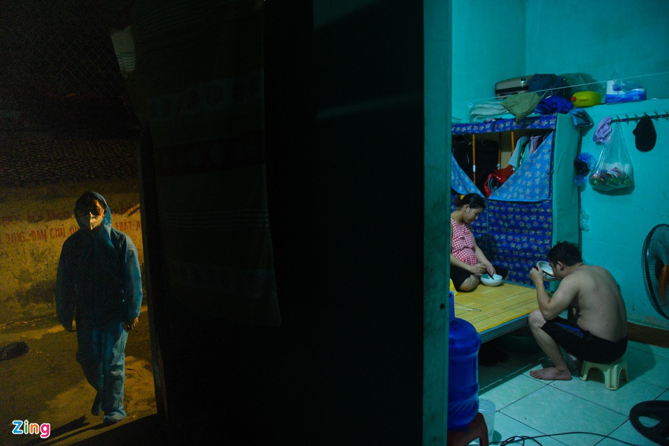 Cái nóng thiêu đốt của mùa hè phủ lên các khu nhà trọ, khiến nhiều người không thể chịu được. Họ phải mở cửa nhà để thoáng gió rồi dùng bữa tối. Bên ngoài, loa phường thỉnh thoảng phát thông báo yêu cầu người dân thực hiện nghiêm việc phòng chống dịch, không tụ tập, không tự ý ra ngoài.