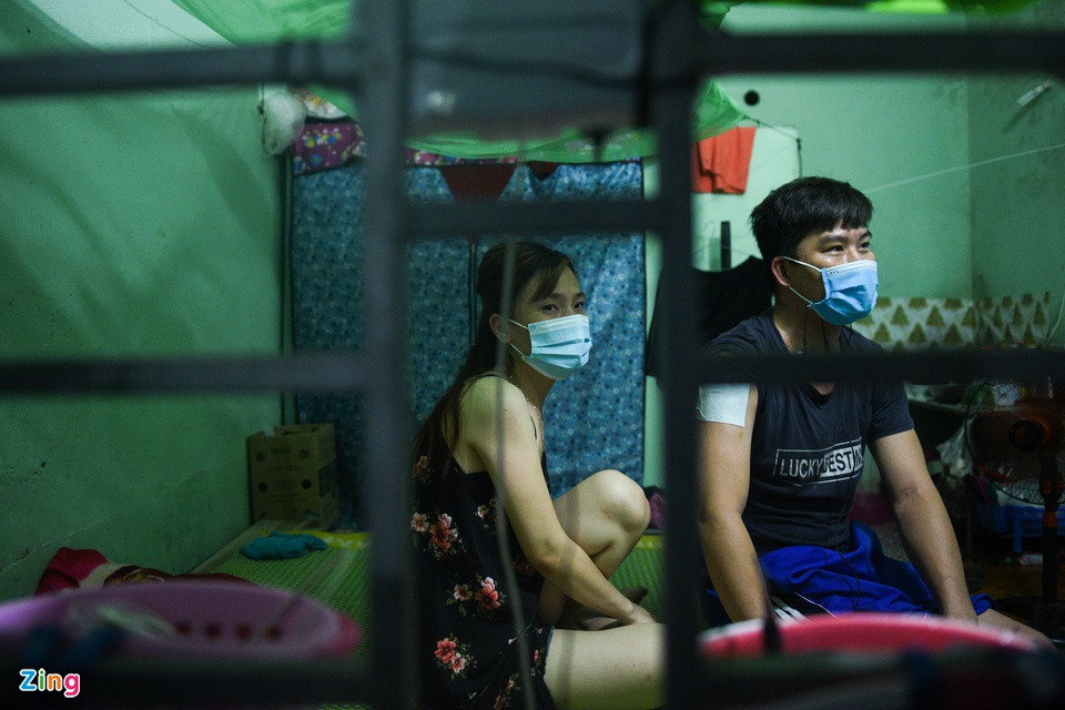 Anh Vi Văn Đức là người gốc Nghệ An, vợ anh quê Ninh Thuận. Hai người lấy nhau rồi về Bắc Ninh và cùng làm việc trong một nhà máy. Do dịch bệnh, vợ chồng anh không thể đi làm. Anh nói gia đình mình may mắn vì được chủ nhà trọ miễn cho tiền thuê phòng tháng 6 và giúp đỡ anh rất nhiều trong việc mua nhu yếu phẩm.