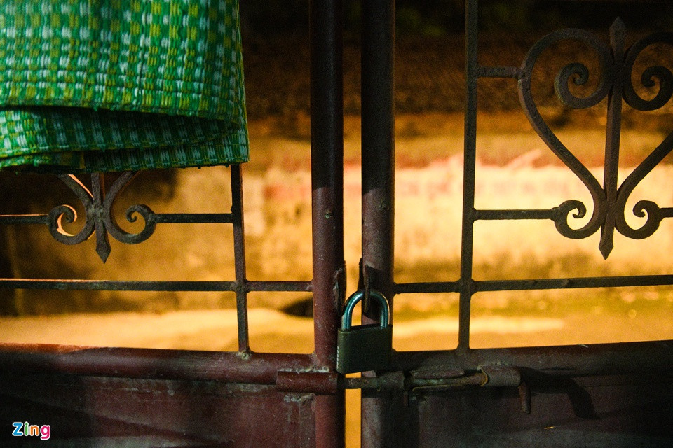 Số công nhân ở trọ trong khu vực này lên tới hơn 4.000 người. Họ chủ yếu làm việc tại các công ty thuộc cụm công nghiệp của phường Khắc Niệm. Từ khi phường áp dụng Chỉ thị 16, công nhân phải nghỉ việc và thực hiện tự cách ly ngay tại khu trọ của mình. Những khu nhà trọ giờ đây cửa đóng then cài. Chủ trọ được chính quyền địa phương giao cho quản lý nhân sự thuê phòng tại nhà mình.