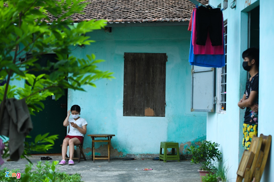 Dãy trọ của ông Nguyễn Đức Hùng trở nên yên ắng những ngày gần đây. Trước dịch, công nhân đi làm nên ban ngày không có ai ở nhà. Từ khi khu vực bị phong tỏa, công nhân tự cách ly ở nhà, đóng cửa và không ai bước chân ra ngoài. Thi thoảng, có người kê ghế ngồi ra cửa cho đỡ bí bách.