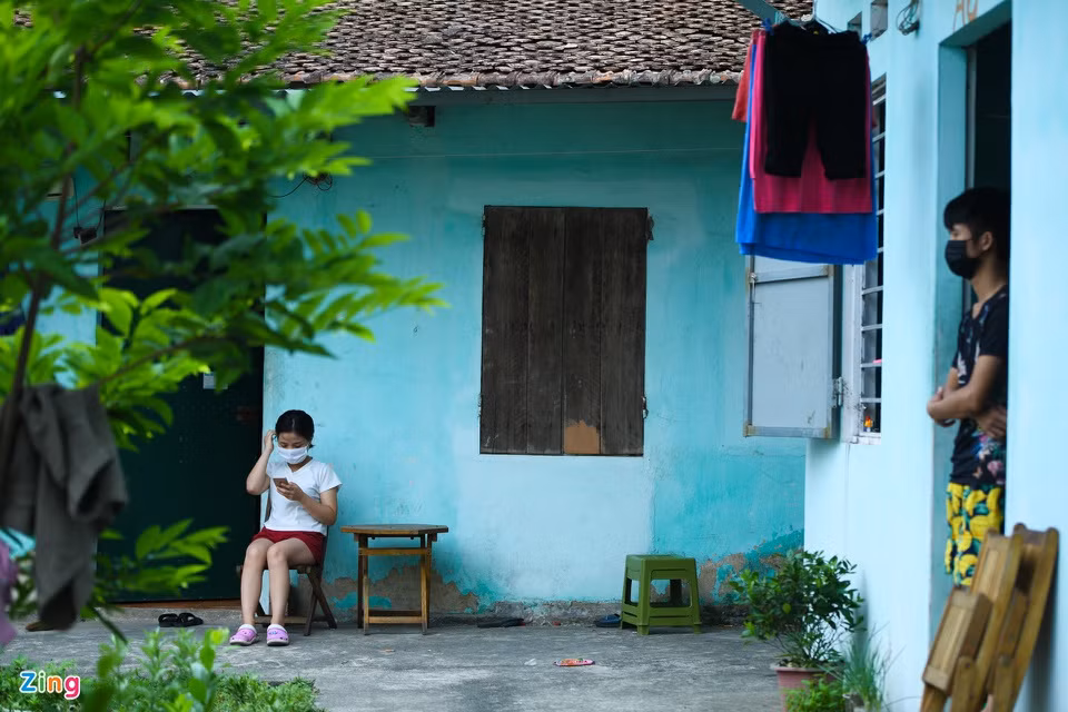 Dãy trọ của ông Nguyễn Đức Hùng trở nên yên ắng những ngày gần đây. Trước dịch, công nhân đi làm nên ban ngày không có ai ở nhà. Từ khi khu vực bị phong tỏa, công nhân tự cách ly ở nhà, đóng cửa và không ai bước chân ra ngoài. Thi thoảng, có người kê ghế ngồi ra cửa cho đỡ bí bách.