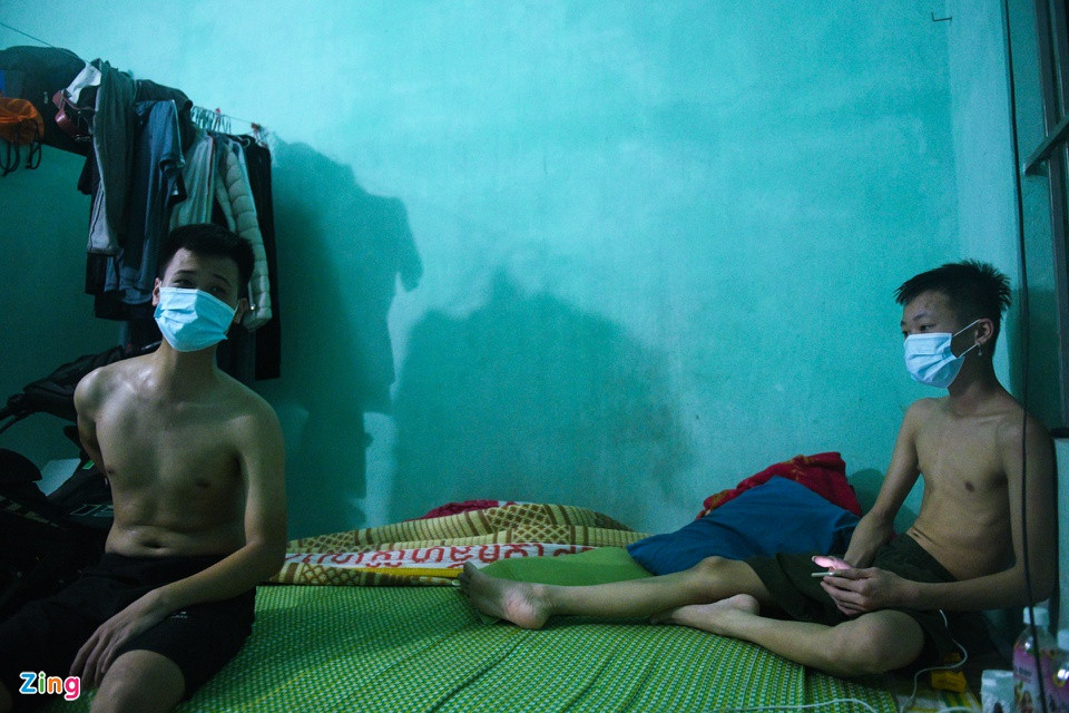 Lương Hoàng Lưu (trái) vừa nghỉ việc ở công ty cũ, chuẩn bị đi xin việc mới thì dịch bệnh bùng phát. Tháng này coi như cậu thất nghiệp, Lưu phải tiêu vào số tiền đã tiết kiệm trước đó.