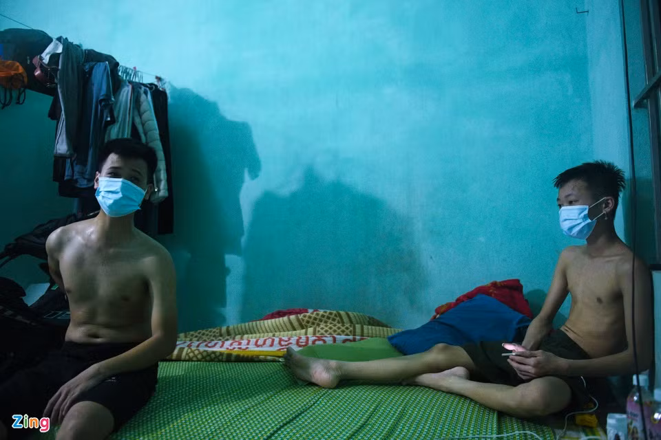 Lương Hoàng Lưu (trái) vừa nghỉ việc ở công ty cũ, chuẩn bị đi xin việc mới thì dịch bệnh bùng phát. Tháng này coi như cậu thất nghiệp, Lưu phải tiêu vào số tiền đã tiết kiệm trước đó.