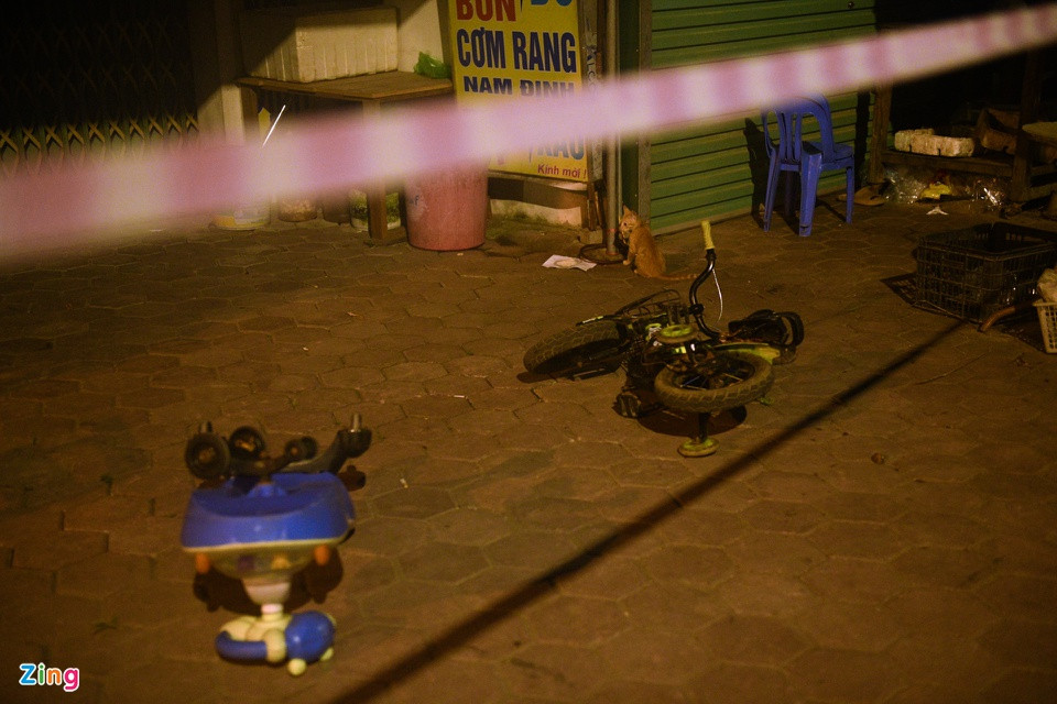 19h hàng ngày, những con đường trong phường Khắc Niệm vắng tanh. Không thể ra ngoài, nhiều người tranh thủ nghỉ ngơi, có người lại đi ra đi vào vì nóng quá cũng không thể ngủ nổi.