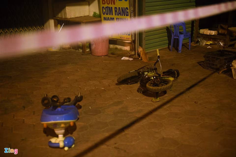 19h hàng ngày, những con đường trong phường Khắc Niệm vắng tanh. Không thể ra ngoài, nhiều người tranh thủ nghỉ ngơi, có người lại đi ra đi vào vì nóng quá cũng không thể ngủ nổi.