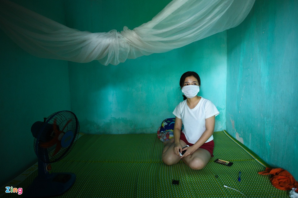 Nông Thị Thảo (23 tuổi) đến Bắc Ninh làm việc đã gần 2 năm. Từ ngày có dịch, chị được công ty cho nghỉ việc rồi tự cách ly tại khu trọ của mình. Ở một mình lại không có nhiều bạn bè để tâm sự, Thảo có phần cảm thấy buồn chán. “Em nhớ nhà, nhớ bố mẹ lắm. Nhưng em biết mình nên ở yên đây khi dịch bệnh đang bùng phát”, nữ công nhân nói.
