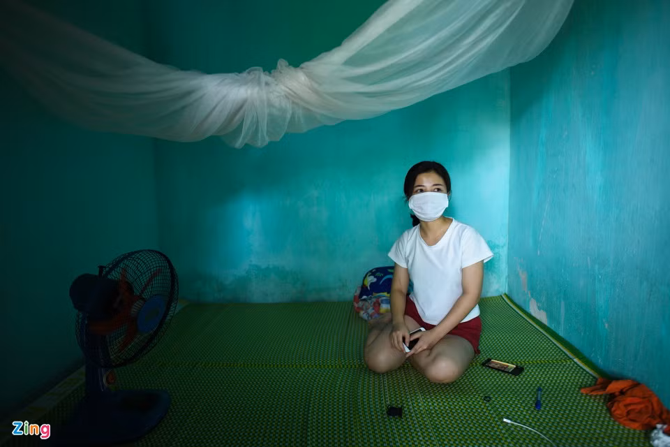 Nông Thị Thảo (23 tuổi) đến Bắc Ninh làm việc đã gần 2 năm. Từ ngày có dịch, chị được công ty cho nghỉ việc rồi tự cách ly tại khu trọ của mình. Ở một mình lại không có nhiều bạn bè để tâm sự, Thảo có phần cảm thấy buồn chán. “Em nhớ nhà, nhớ bố mẹ lắm. Nhưng em biết mình nên ở yên đây khi dịch bệnh đang bùng phát”, nữ công nhân nói.