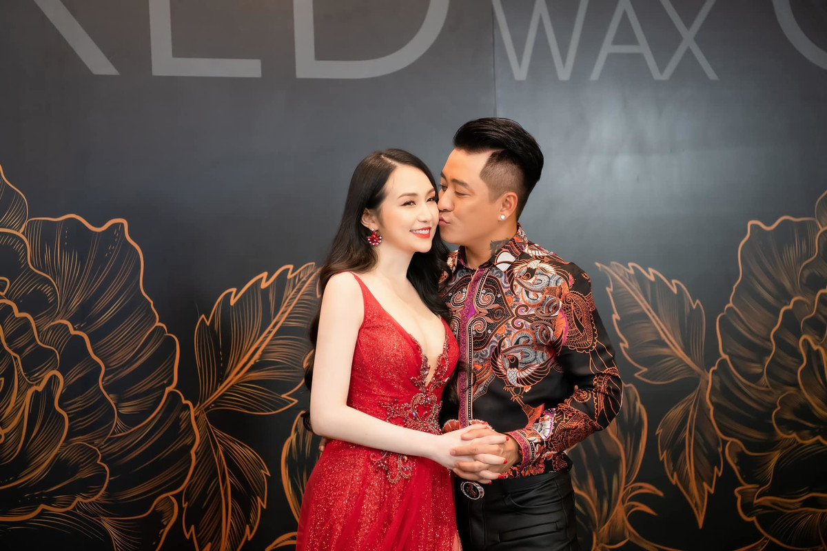 Vo kem 12 tuoi xinh dep, giau co cua Tuan Hung-Hinh-6