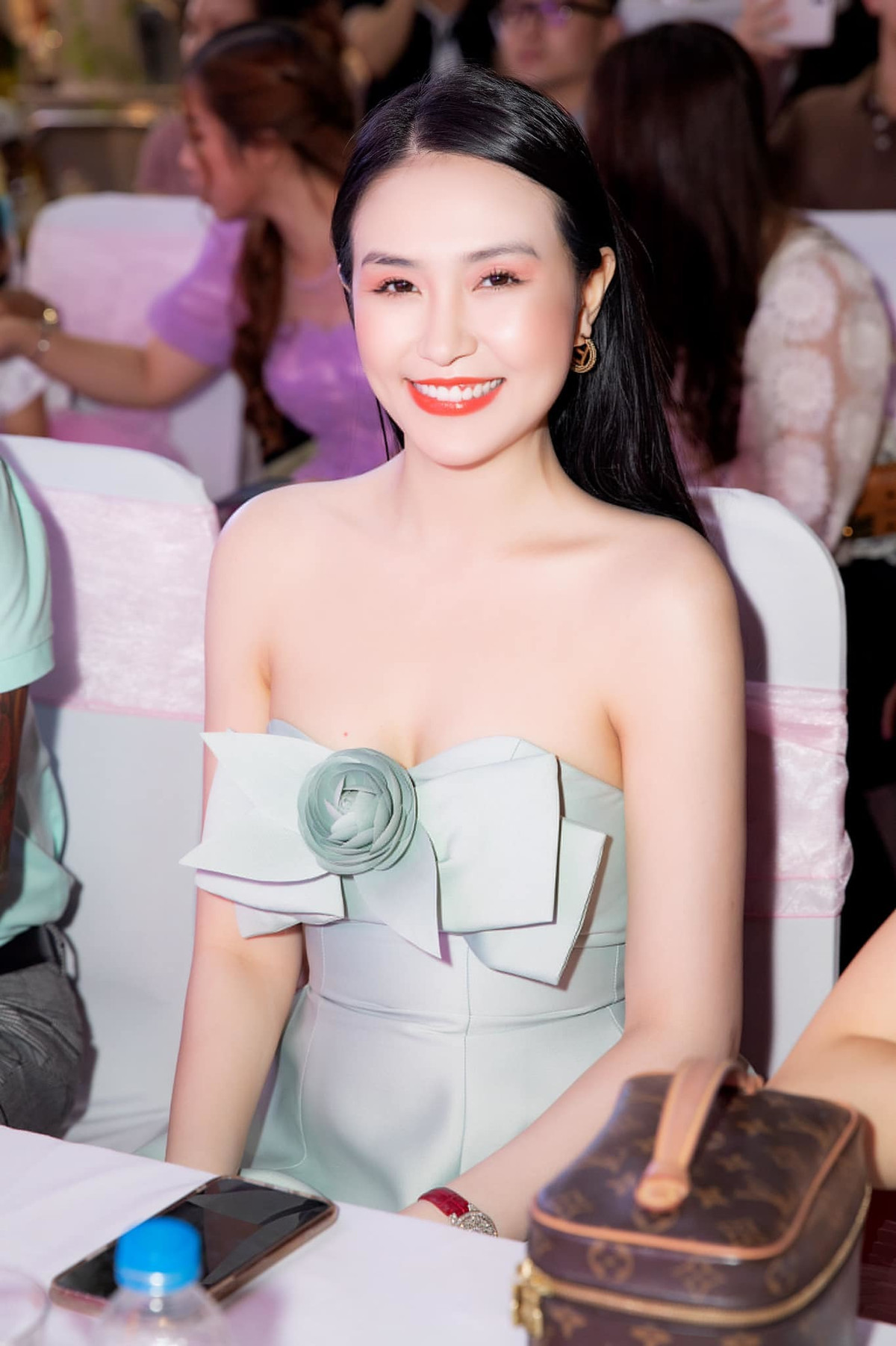 Vo kem 12 tuoi xinh dep, giau co cua Tuan Hung-Hinh-23