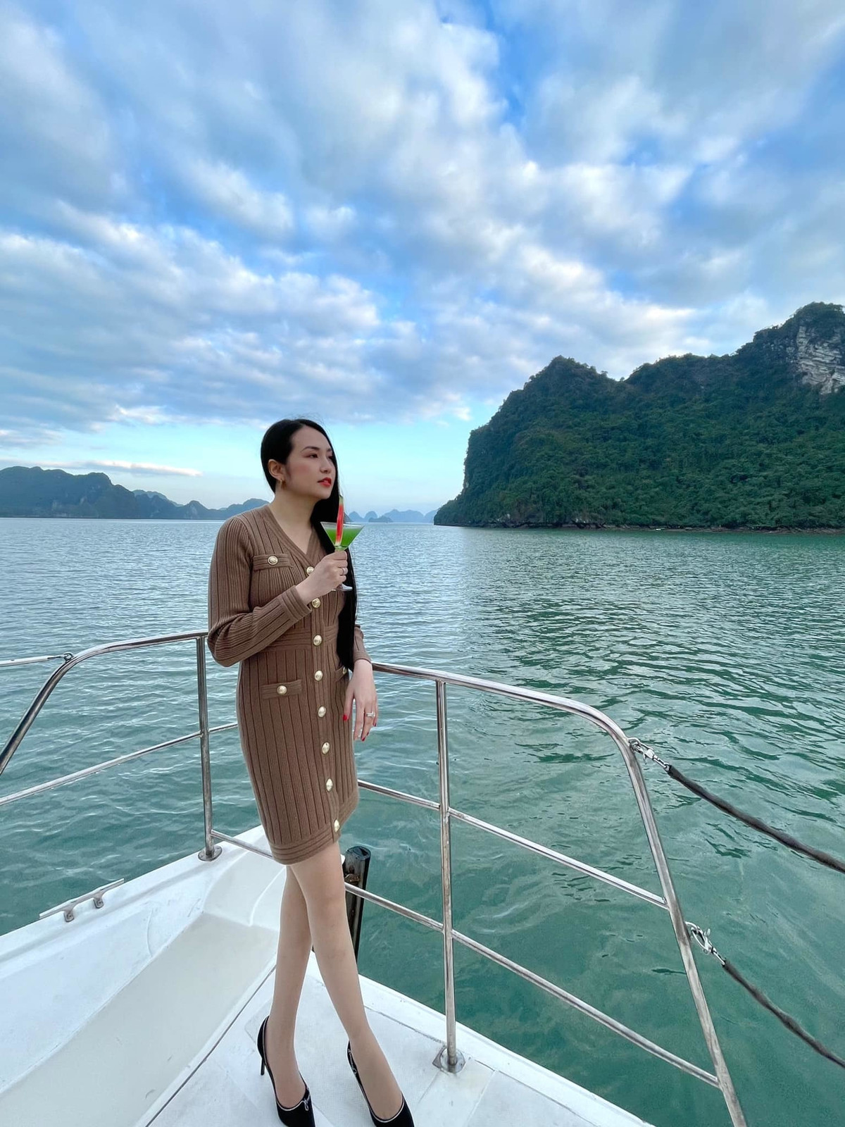 Vo kem 12 tuoi xinh dep, giau co cua Tuan Hung-Hinh-11