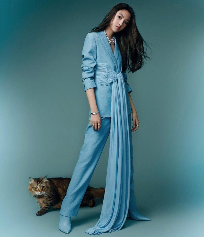 Nhậm Tình Giai bắt đầu trở thành người mẫu ảnh từ năm 13 tuổi. Tuy nhiên, hiện tại cô đang du học tại Anh, chỉ thi thoảng, cô chụp ảnh tạp chí, quảng cáo cho các nhà mốt. Nam diễn viên Nhậm Đạt Hoa muốn con gái tập trung vào việc học thay vì dấn thân vào giới giải trí từ sớm.