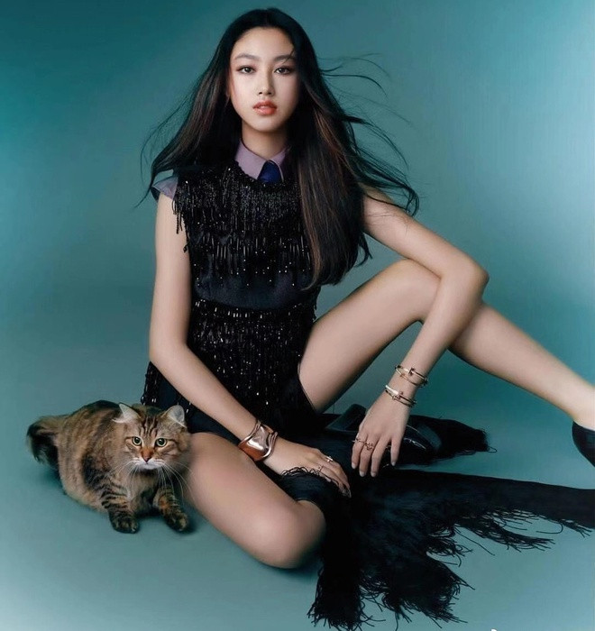 Ngoài thần thái cuốn hút, khán giả còn chú ý tới chiều cao 1,8 m và đôi chân dài thẳng tắp của Nhậm Tình Giai. siêu mẫu Kỳ Kỳ - vợ nam diễn viên Nhậm Đạt Hoa - từng chia sẻ về chiều cao ấn tượng của con gái 16 tuổi: "Tình Giai có được chiều cao ấn tượng nhờ luôn ngủ đủ giấc mỗi tối. Gần như ngày nào, cô bé cũng lên giường ngủ vào lúc 21h".