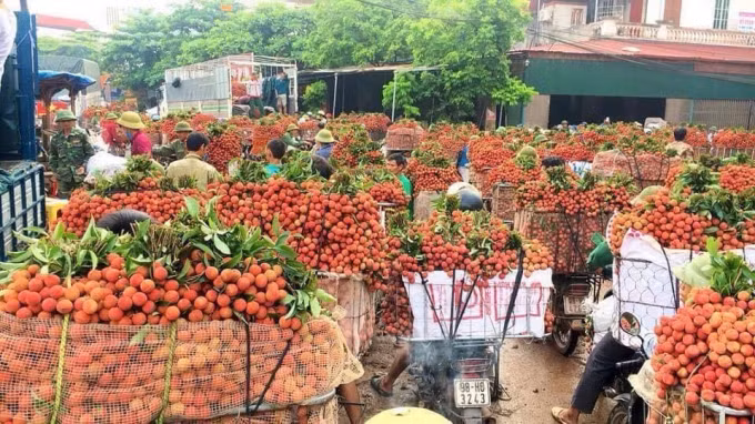 Vai thieu Bac Giang len ke sieu thi, san TMDT tieu thu nhanh... thu loi?