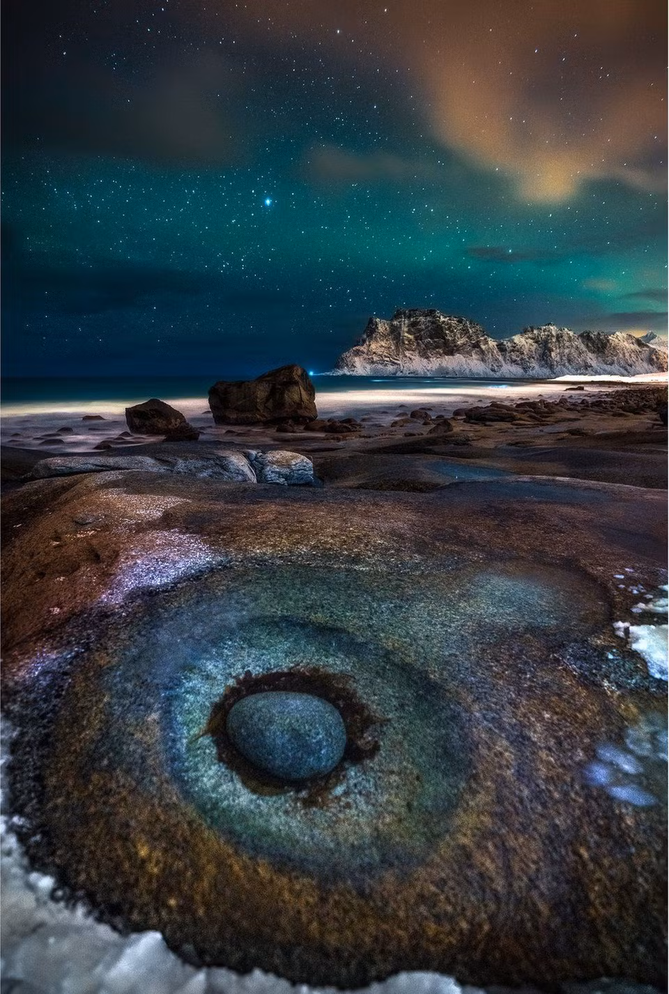 Giải thưởng hạng mục "Bầu trời đêm" thuộc về Ivan Pedretti với hình ảnh "Con mắt". Trên bãi biển Uttakleiv, ở Na Uy, những tảng đá này trông giống như một con mắt. Ảnh được đặt dựa trên màu sắc tuyệt đẹp của Bắc Cực quang.