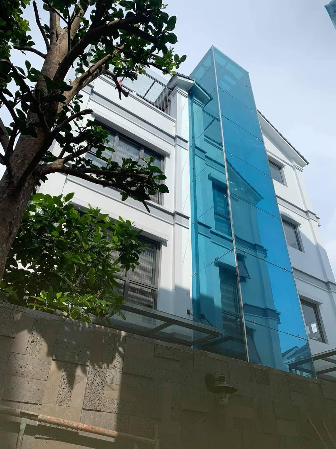 Ngang nhien lap thang may ngoai biet thu, vi pham TTXD o KDT Gamuda Gardens-Hinh-2