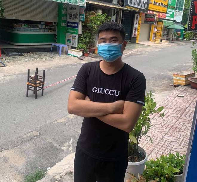 Chang trai o TP.HCM bi phong toa khi di mua do an sang cho ban gai