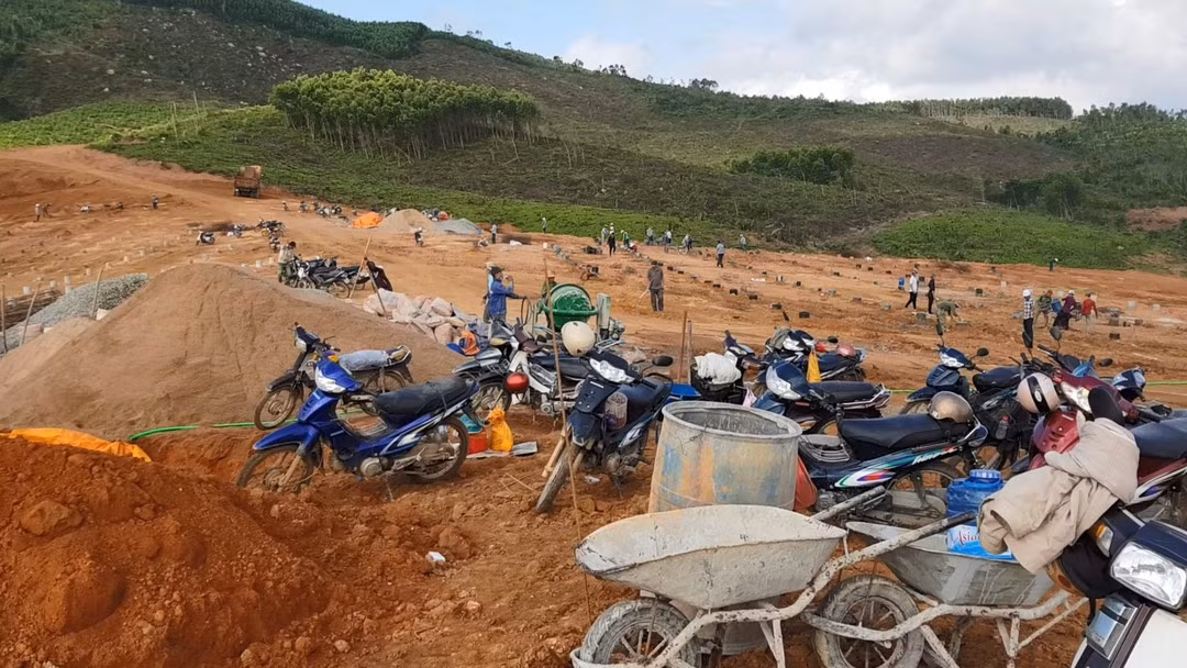  Đình chỉ công tác phó tổng giám đốc hành xử như giang hồ: Ngày 16/2/2020, ông Phương đến ngăn cản việc san lấp mặt bằng để triển khai dự án Điện mặt trời Xuân Thọ vì cho rằng đất chưa được bồi thường thì liền bị ông Nguyễn Văn Biền, Phó Tổng Giám đốc Công ty Cổ phần Điện Quang Phú Khánh chỉ đạo 1 số người khác bắt giữ, trói tay ra sau, đánh đập rồi ném lên thùng xe bán tải phơi nắng trước lán trại công ty.