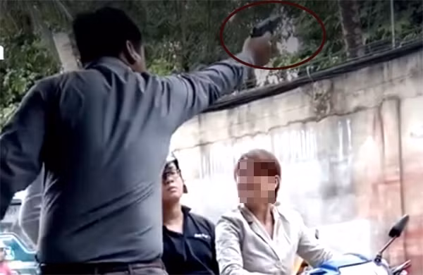  Giám đốc nổ súng uy hiếp khi bị đòi tiền lương: Vụ việc ông Bùi Đức Phương, giám đốc Công ty TNHH bảo vệ An Ninh Việt Nhật nổ súng uy hiếp nhân viên cũ và người nhà khi họ đến đòi tiền lương còn thiếu đang làm dư luận hoang mang.