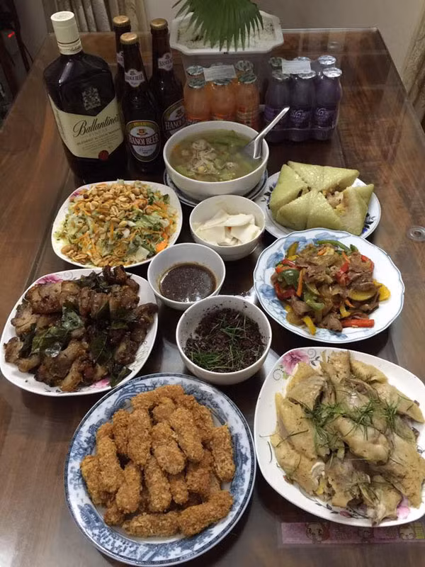 Không ít người còn chê bai mẹ trẻ đang khoe khoang không đúng chỗ, chi tiêu lãng phí. Nếu đúng là một có tổng là 450k như ở trên, thì 1 ngày sẽ mất ít nhất 900k, vị chi 1 tháng gia đình ấy phải bỏ ra 27 - 28 triệu tiền ăn uống. Như thế thì thu nhập của họ phải từ 40 triệu trở lên mới đủ để 'vừa ăn vừa cất' được. Chỉ có nhà đại gia 'chịu chơi', chứ gia đình bình thường làm gì có ai dám xông xênh như thế. Theo đó, nhiều mẹ bỉm sữa khác cũng tranh thủ khoe những mâm cơm của nhà mình, so sánh giá cả, và họ đều cho rằng gần nửa triệu cho mấy món vịt luộc canh khoai là không hợp lý, và đây chỉ là nững lời 'chém gió' của mẹ trẻ này. Họ cho rằng với số tiền này có thể đúng trong trường hợp nhà có cỗ thô mà thôi.