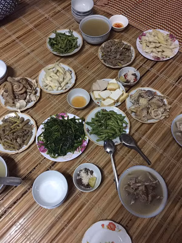 Một bà mẹ chia sẻ: 'Đi ăn nhà hàng có khi cũng không tới 450 nghìn. Cứ cho là 4 người ăn nhiều đi, chỗ thức ăn trên đi chợ mua thì vịt sống cùng lắm hơn 100 nghìn/con, khoai 10k nửa cân, rau dưa 5 nghìn, thịt lợn đang rẻ chắc 40k được cả nồi thịt đầy ụ. Làm tròn hẳn lên 200k vẫn còn thừa ý'. Một cô gái khi nhìn thấy mâm cơm gia đình này còn phải ngạc nhiên thốt lên rằng: 'Con vịt này dát vàng hay sao mà thịt đắt thế? Hay là lợn tập gym, gà nghe nhạc cổ điển nên mới mắc như vậy?'.