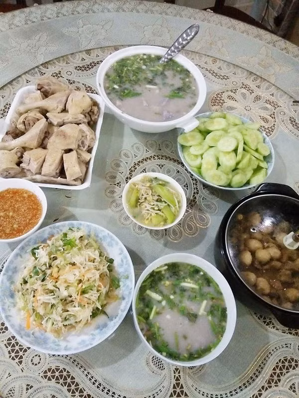 Gần đây, các chị em phụ nữ đang có trào lưu chia sẻ kinh nghiệm đi chợ, nấu ăn sao cho phù hợp với 3 tiêu chí ‘ngon - bổ - rẻ', ai biết chi tiêu tiết kiệm mà bữa ăn vẫn đầy đủ chất dinh dưỡng thì càng được khen đảm đang, khéo léo. Thế nhưng mới đây, trên mạng lại xuất hiện một mâm cơm cho gia đình 4 người có giá 450 nghìn khiến cộng đồng mạng xôn xao tranh cãi. Nhìn qua mâm cơm của mẹ trẻ có một hộp vịt luộc (mua sẵn) với rau dưa, canh khoai tím, thịt kho trứng cút, dưa chuột ăn kèm. Món nào trông cũng rất hấp dẫn và đẹp mắt. Chẳng phải sơn hào hải vị, những món ăn trong mâm cơm của mẹ trẻ này đều là những món bình dân và khá quen thuộc với nhiều gia đình Việt Nam, thế nhưng nó lại có tổng chi phí quá đắt đỏ khiến chị em nghi ngờ. Theo như các chị em chia sẻ thì so với giá cả thực tế trên thị trường thì 450 nghìn cho mâm cơm của mẹ trẻ là không hợp lý chút nào.