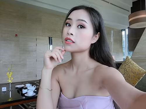 Xinh đẹp, gợi cảm, học giỏi, từng là Á khôi cuộc thi "Ngôi sao hình thể 2016"… hội tụ đầy đủ mọi yếu tố của một cô gái đáng mơ ước nhưng Trần Nam Thúy (23 tuổi, Hưng Yên) lại chấp nhận làm “vợ hờ” của thiếu gia Tây suốt 4 năm liền. Nói đúng hơn, Nam Thúy chính là người khiến anh chàng Hungary tài giỏi, lắm tiền nhiều của kia tự nguyện làm “chồng hờ”, chu cấp tiền nuôi cô ăn học và chờ đợi suốt 4 năm để có được tình yêu thật sự của cô. Giữa họ, ngoài bản đăng ký kết hôn không có bất cứ sự ràng buộc nào về trách nhiệm gia đình hay thậm chí là... thân thể. Chuyện tình kỳ lạ đến mức khó tin ấy lại có một kết quả bất ngờ.