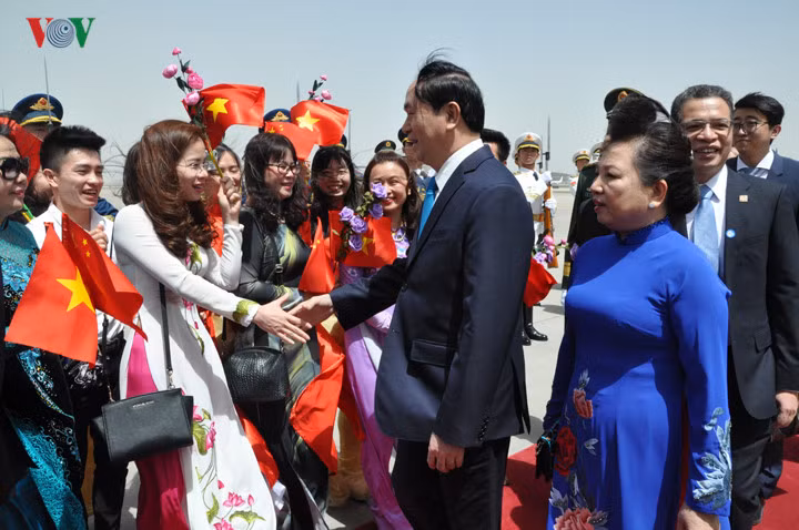 ...cùng đông đảo cán bộ đại sứ quán, bà con người Việt đang sinh sống, công tác, học tập tại Trung Quốc.