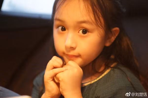 Khoảnh khắc đáng yêu của thiên thần nhí. Ảnh: Weibo.