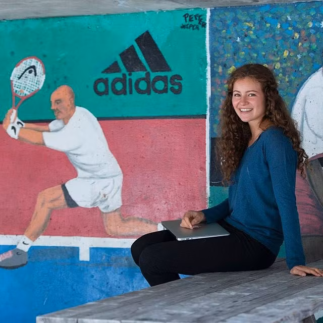 Alexandra Andresen, nữ tỷ phú 20 tuổi hiện đang sở hữu khối tài sản khổng lồ có trị giá lên tới 1,17 tỷ USD. Gia đình cô ở Na Uy nổi tiếng với thương hiệu thuốc lá Tiedemanns và công ty đầu tư Ferd.