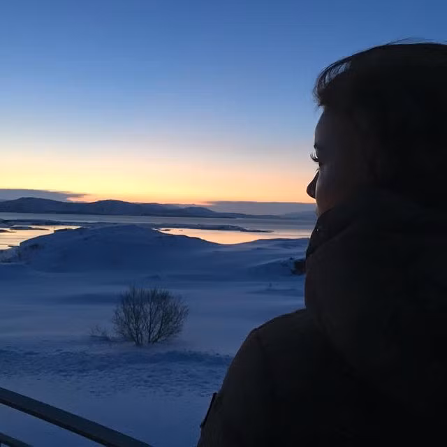 Alexandra thỉnh thoảng thích du lịch tới những vùng đất hẻo lánh như khe nứt giữa lục địa Á Âu và châu Mỹ ở gần Iceland.