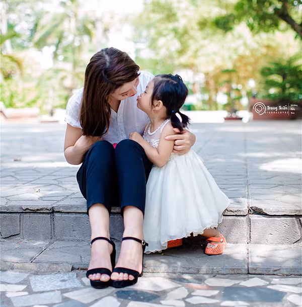 Như những gì đã từng phát ngôn, khi ổn định Phượng đã đón con gái ở quê vào Sài Gòn sống cùng mình. Và những người theo dõi cô suốt thời gian qua đã bày tỏ thái độ đồng tình kèm theo những lời chúc mạnh khỏe, hạnh phúc. Dù vậy, vẫn có một số ít thành viên lại nhận xét về nhan sắc cũng như diễn xuất của Phượng trước ống kính.