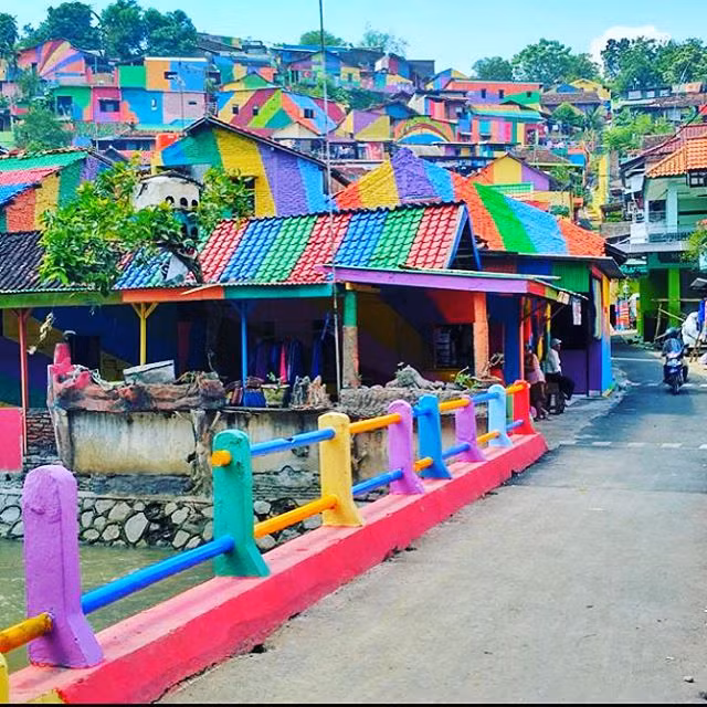 Diện tích nhỏ thôi, chỉ khoảng hơn 400 hộ gia đình sinh sống nhưng Kampung Pelang đã nhanh chóng trở thành địa điểm check-in số một của những người trẻ đam mê sống ảo ở đất nước này, sắp tới hứa hẹn có thể thu hút khách du lịch khắp thế giới.