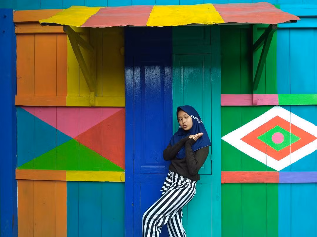 Để thay máu ngôi làng 7 màu này không hề là điều dễ dàng. 22.000 USD (gần 500 triệu đồng) chính là số tiền phải bỏ ra để tạo nên những công trình "màu mè" thế này.