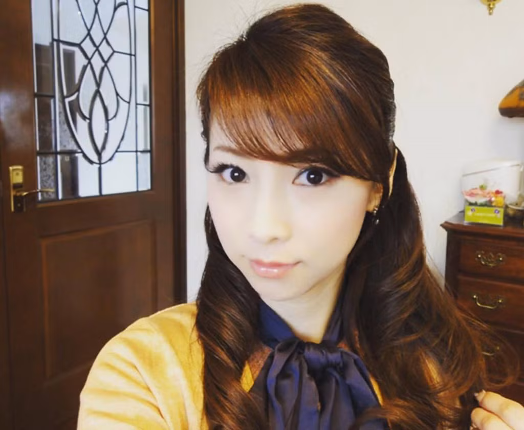 Theo Rocket News 24, bà mẹ U50 Masako bắt đầu trở thành ngôi sao mạng từ năm 2009, sau khi xuất hiện trên một chương trình truyền hình để chia sẻ bí quyết giữ gìn nhan sắc.