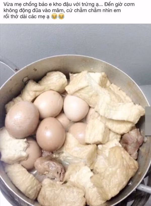 Bởi, trứng, đậu, cà chua nhìn như "chẳng liên quan" hòa quyện với nhau trong bát canh này mà "mỗi thứ một nẻo": trứng luộc, cà chua nguyên quả, đậu nát. Trong khi màu của bát canh trắng trong không được hấp dẫn như món canh trứng đậu cà chua bình thường. "Chấm điểm" cho bát canh của nàng dâu này, Facebooker Nguyễn Hùng hài hước: "10 điểm tròn rồi dâu ơi vì sáng tạo không ai bì được".