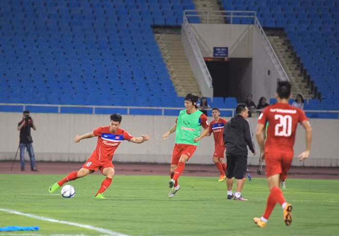 Tuy nhiên, buổi tập thiếu đi sự góp mặt của hai cầu thủ Tấn Tài và Tiến Dũng do chấn thương và phải tập riêng dưới sự hướng dẫn của các HLV trong ban huấn luyện.