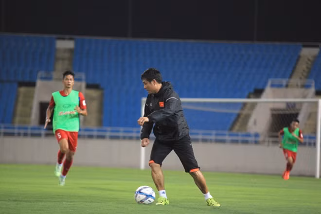 Dù vậy, việc thiếu đi hai cầu thủ dính chấn thương là Tấn Tài và Tiến Dũng đã khiến việc chia đội bị thiếu người, bản thân HLV Hữu Thắng cùng các thành viên trong BHL đã trực tiếp tham gia luyện tập cùng các học trò. Theo kế hoạch, U22 Việt Nam sẽ tiếp tục tập luyện tại SVĐ Mỹ Đình trước khi bước vào trận giao hữu với U22 Argentina vào ngày 14/05 tới đây.