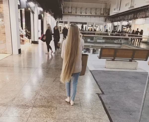 Để giữ gìn 'báu vật', Lianne gội đầu hàng ngày và cắt tỉa tóc 2 lần/năm. Sharni Knighton - người làm tóc cho 'công chúa Rapunzel' - cảm thấy may mắn khi được Lianne tin tưởng trong nhiều năm qua, đồng thời khẳng định mái tóc của bà mẹ một con dài nhưng rất khỏe.