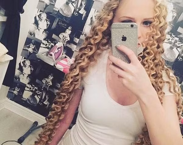 Bên cạnh đó, nhờ chăm sóc tốt cho mái tóc dài 1,2m của Lianne, Sharni cũng có nhiều khách hàng hơn.